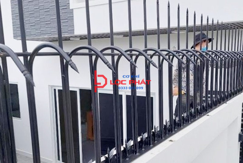 Bảng báo giá làm hàng rào chông sắt tại Hóc Môn