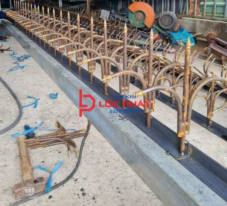 Bảng báo giá làm hàng rào chông sắt tại Hóc Môn