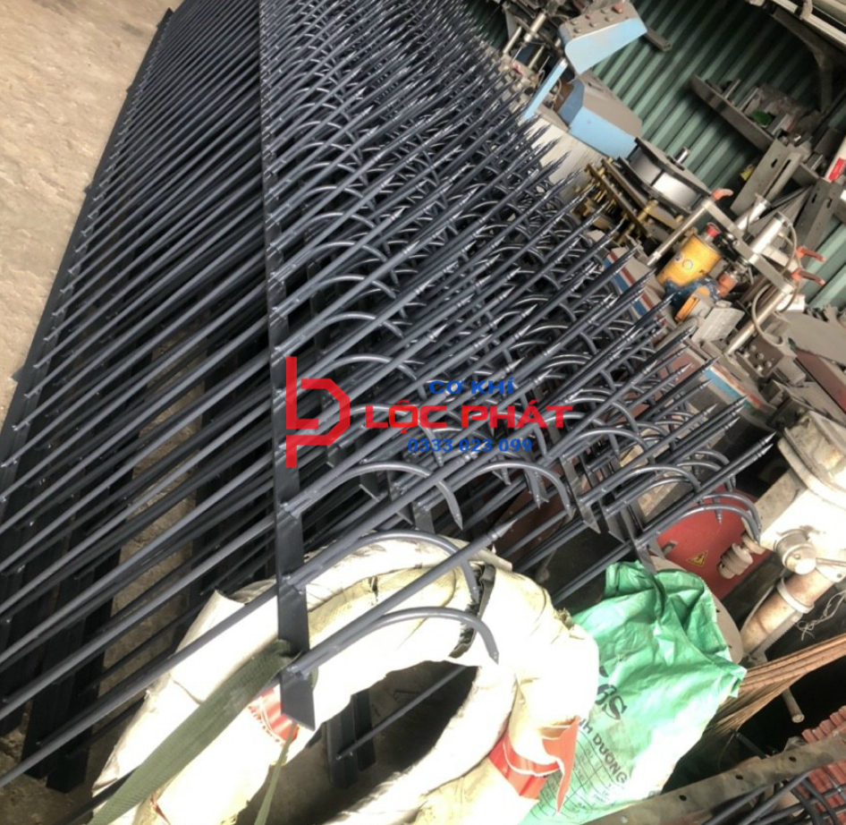Thợ làm hàng rào chông sắt tại Quận 9