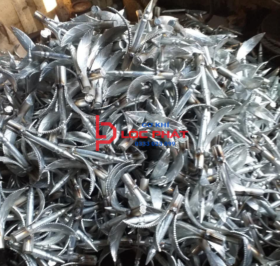 Thợ làm hàng rào chông sắt tại Quận 9