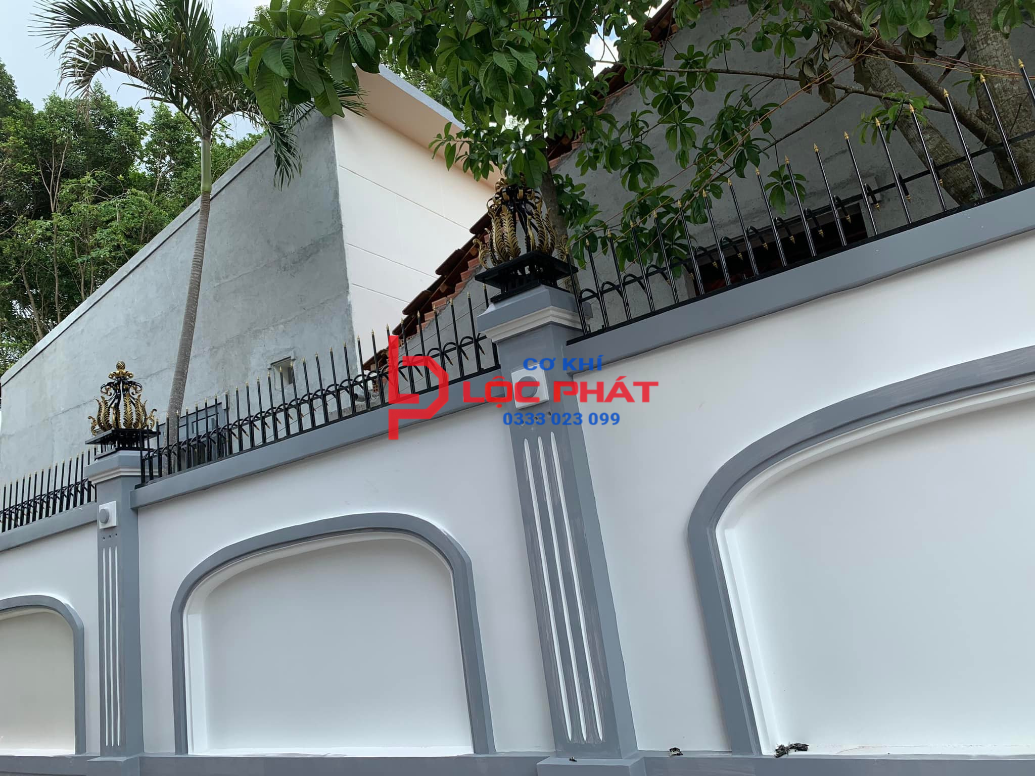 Thợ làm hàng rào chông sắt tại Xuân Lộc