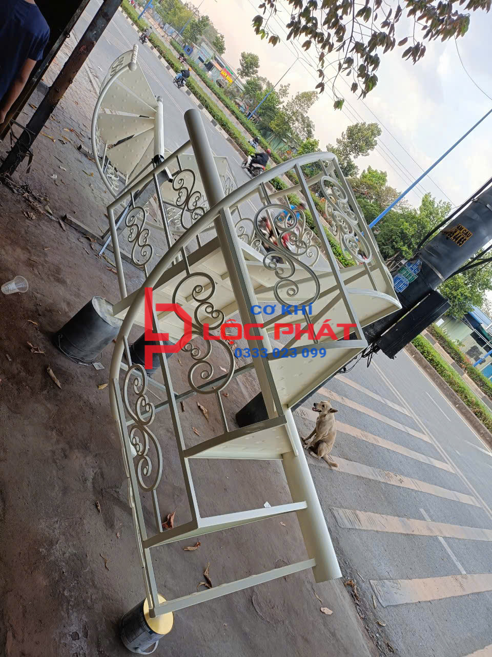 Đội thợ cầu thang xoắn ốc tại Quận 8