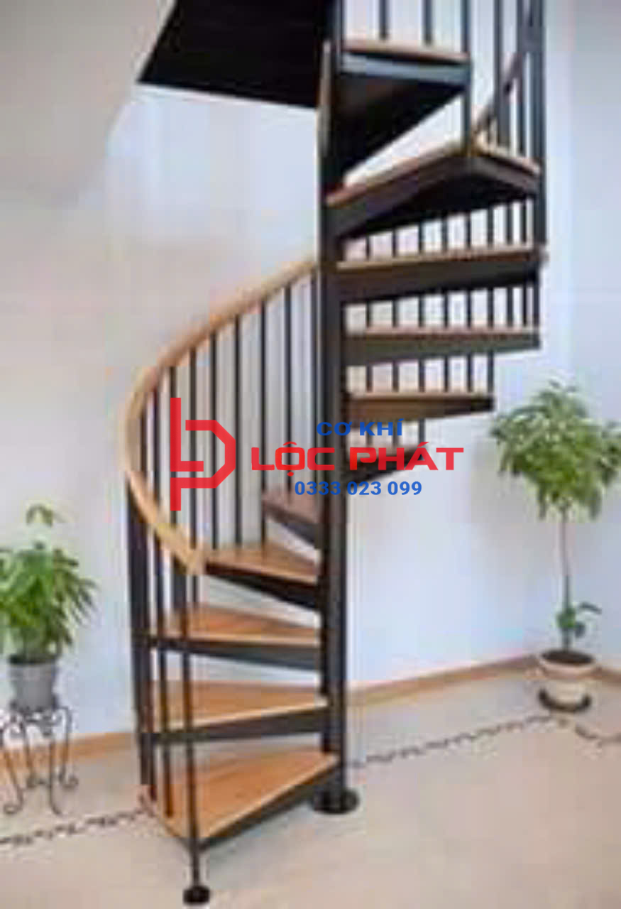 Đội thợ cầu thang xoắn ốc tại Quận 8