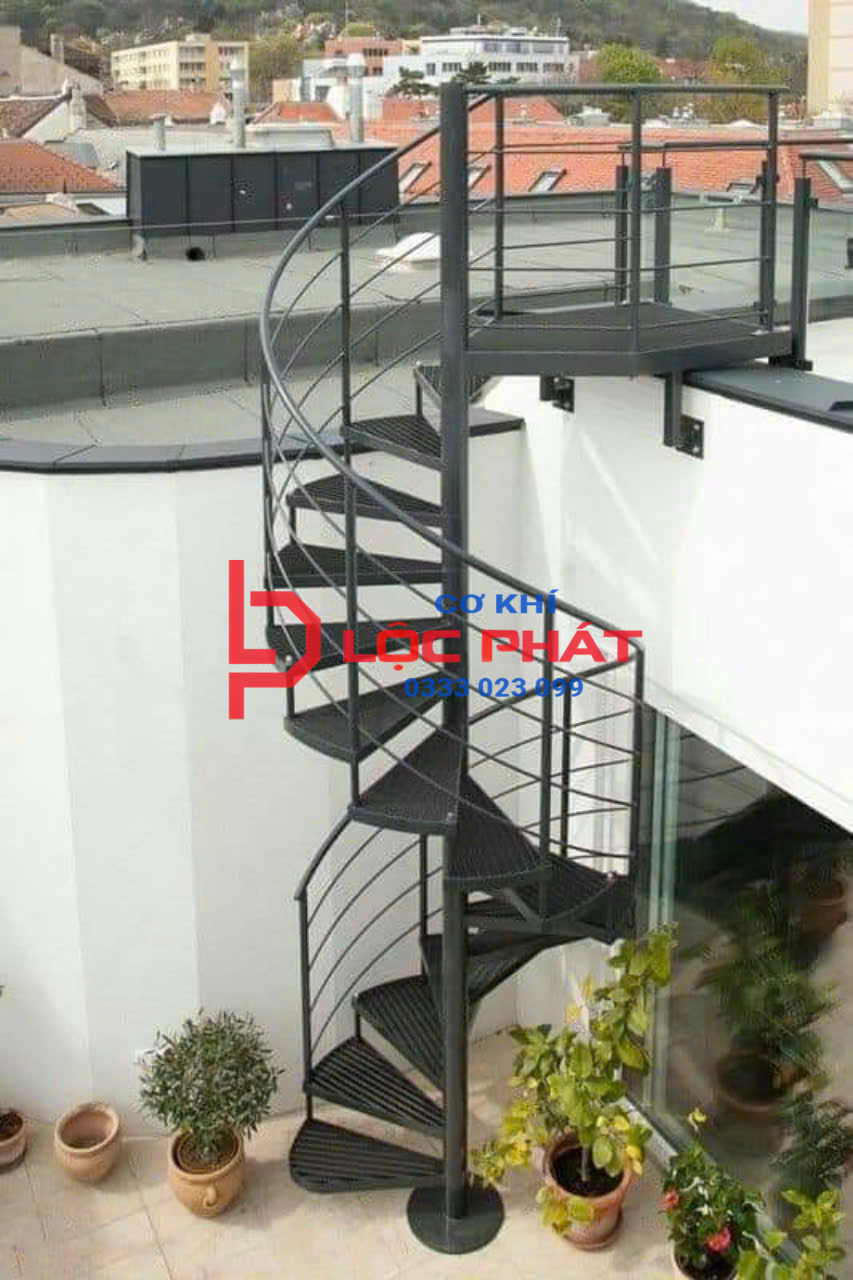 Đội thợ cầu thang xoắn ốc tại Quận 8