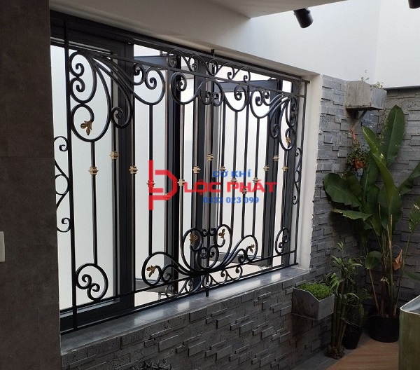 Đội thợ làm bông bảo vệ cửa sổ tại Quận 9