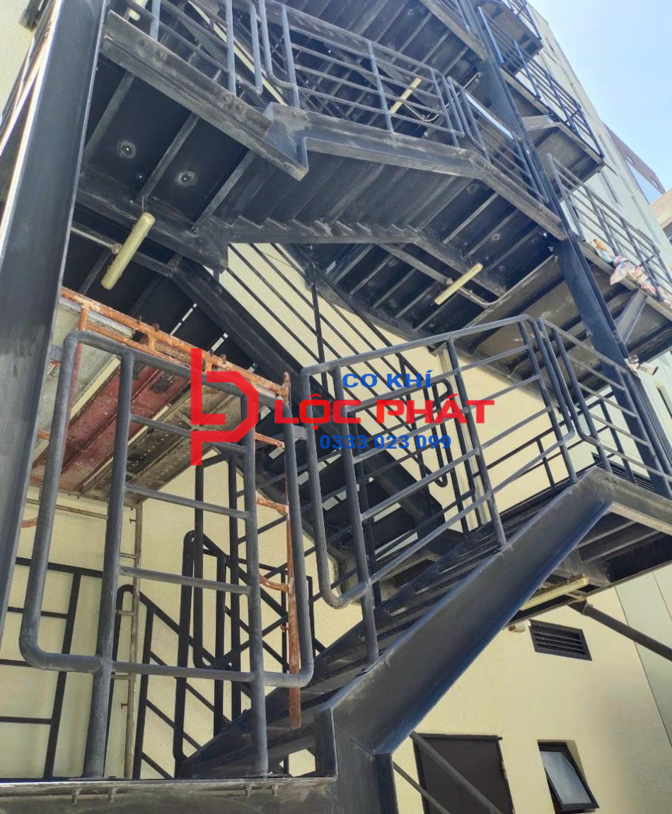 Đội thợ làm cầu thang thoát hiểm tại Quận 7