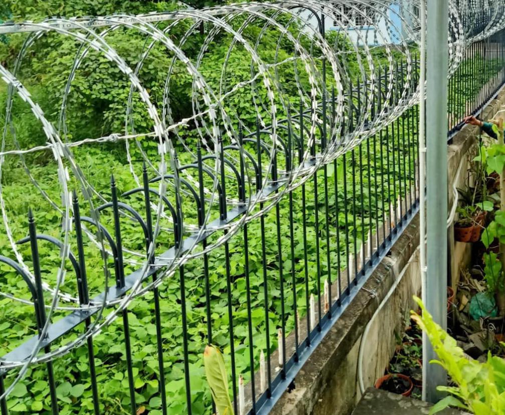 Thợ thi công hàng rào chông sắt tại Xã Củ Chi