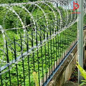 Thợ thi công hàng rào chông sắt tại Xã Củ Chi