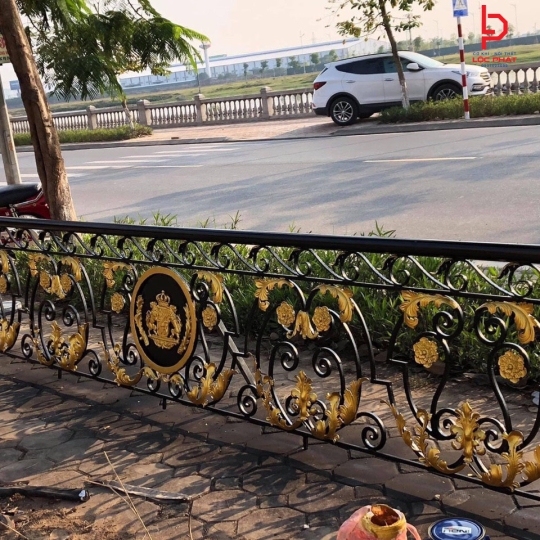 Đơn vị thi công lan can sắt mỹ thuật giá rẻ tại Uyên Hưng